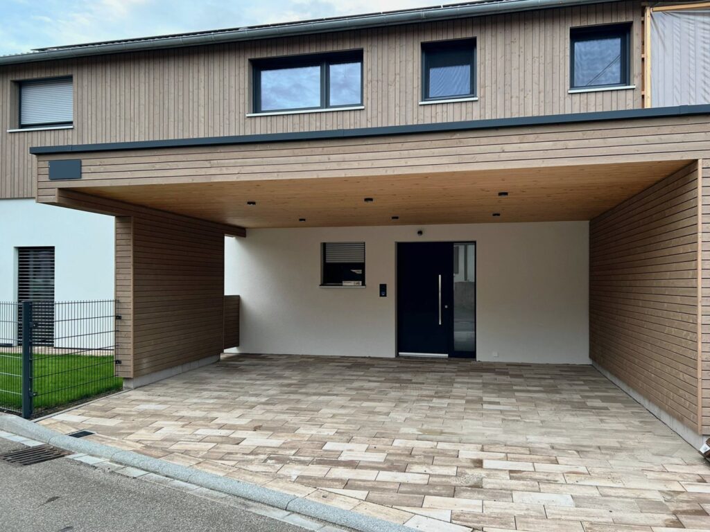 Nachher: Neubau mit gepflastertem Carport und Zugang