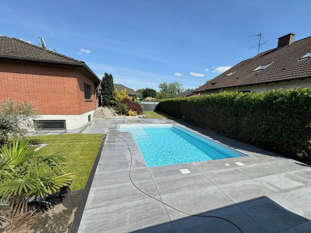 Nachher: Garten mit Pool, Plattenweg, Palmen und Rasen