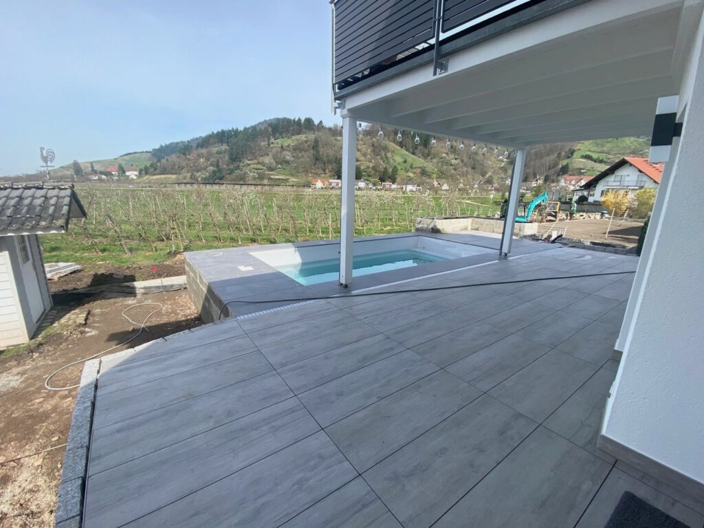 Nachher: Fertige Terrasse mit eingelassenem Pool vor dem Weinberg